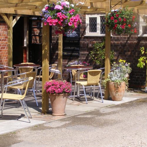 Summer-blooms-terrace---The-White-Horse-at-Ampfield-2023-3